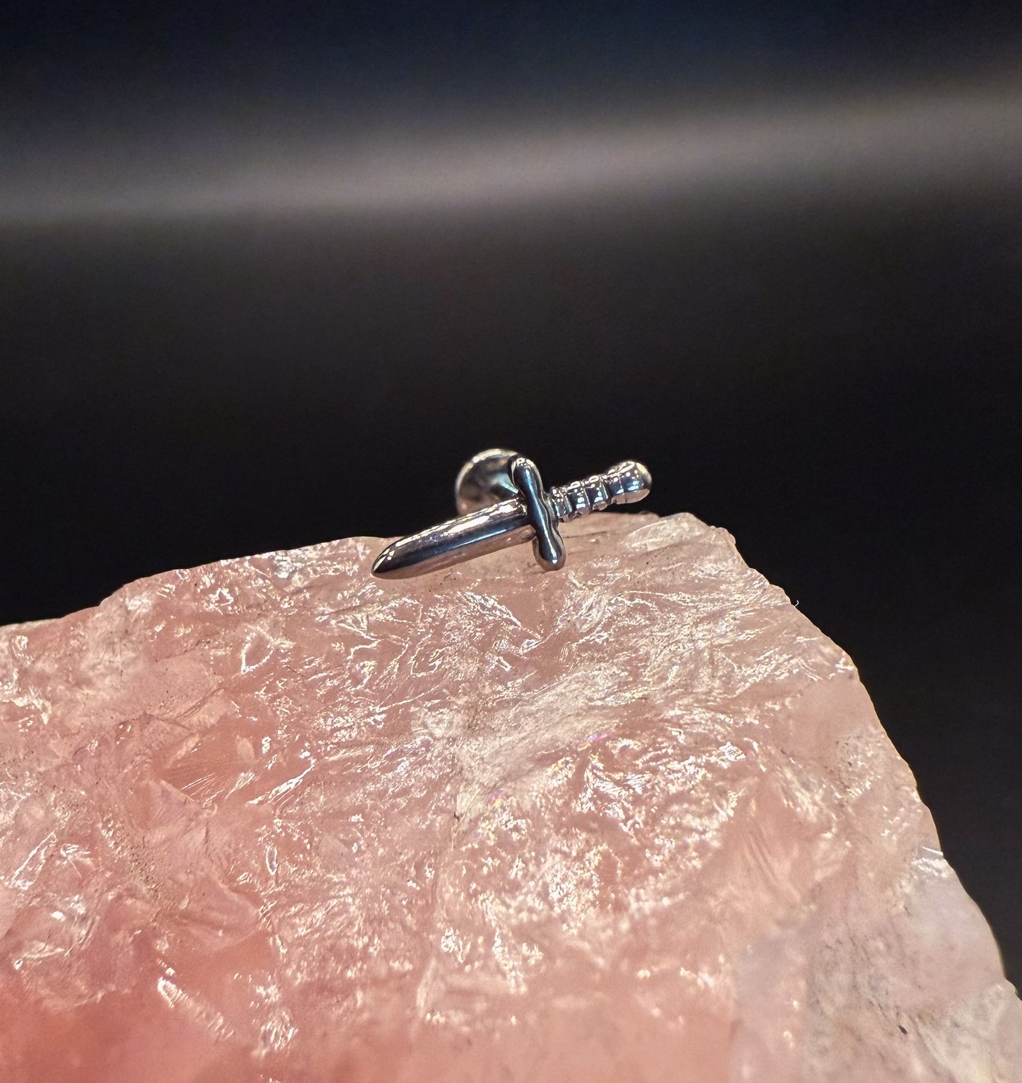 Piercing Topo Faca em Titânio Prateado com Rosca Interna