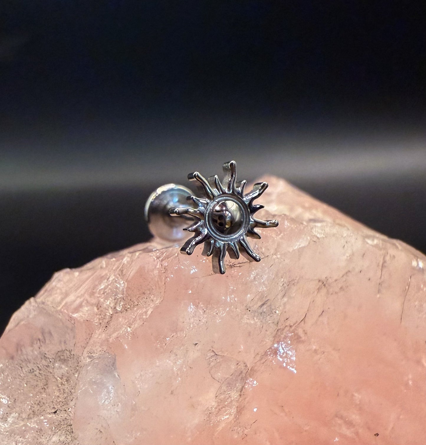 Piercing Topo Sol em Titânio Prateado com Rosca Interna
