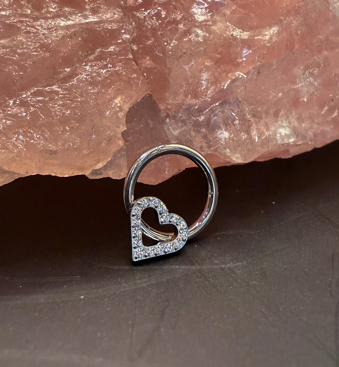 Piercing Argola Redonda com Coração de Strass em Titânio Prateado com Fecho Click