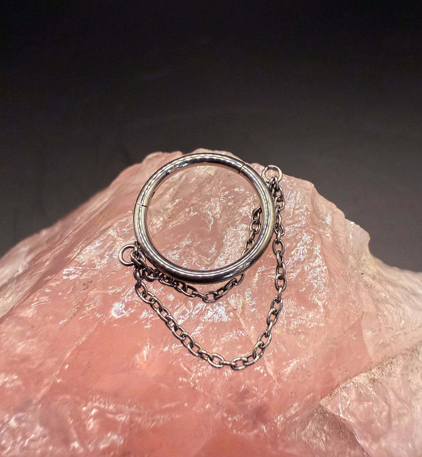 Piercing Argola com Correntes em Titânio Prateado com Fecho Click
