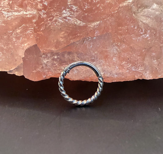 Piercing Argola Torcida em Titânio Prateado com Fecho Click