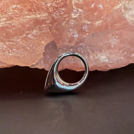 Piercing Argola Losango Gota d’Água em Titânio Prateado com Fecho Click