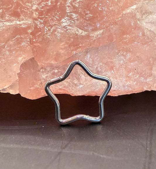 Piercing Argola Estrela em Titânio Prateado com Fecho Click