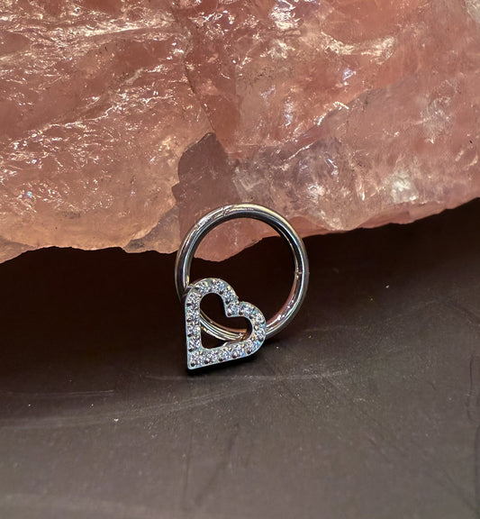 Piercing Argola Redonda com Coração de Strass em Titânio Prateado com Fecho Click