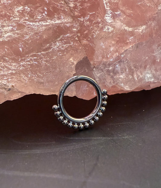 Piercing Argola Redonda com Bolinhas em Titânio Prateado com Fecho Click