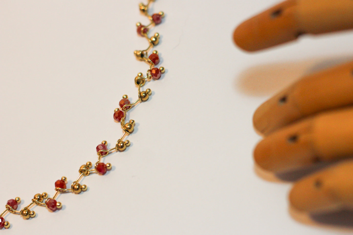 Choker Floral com Pedras Vermelhas