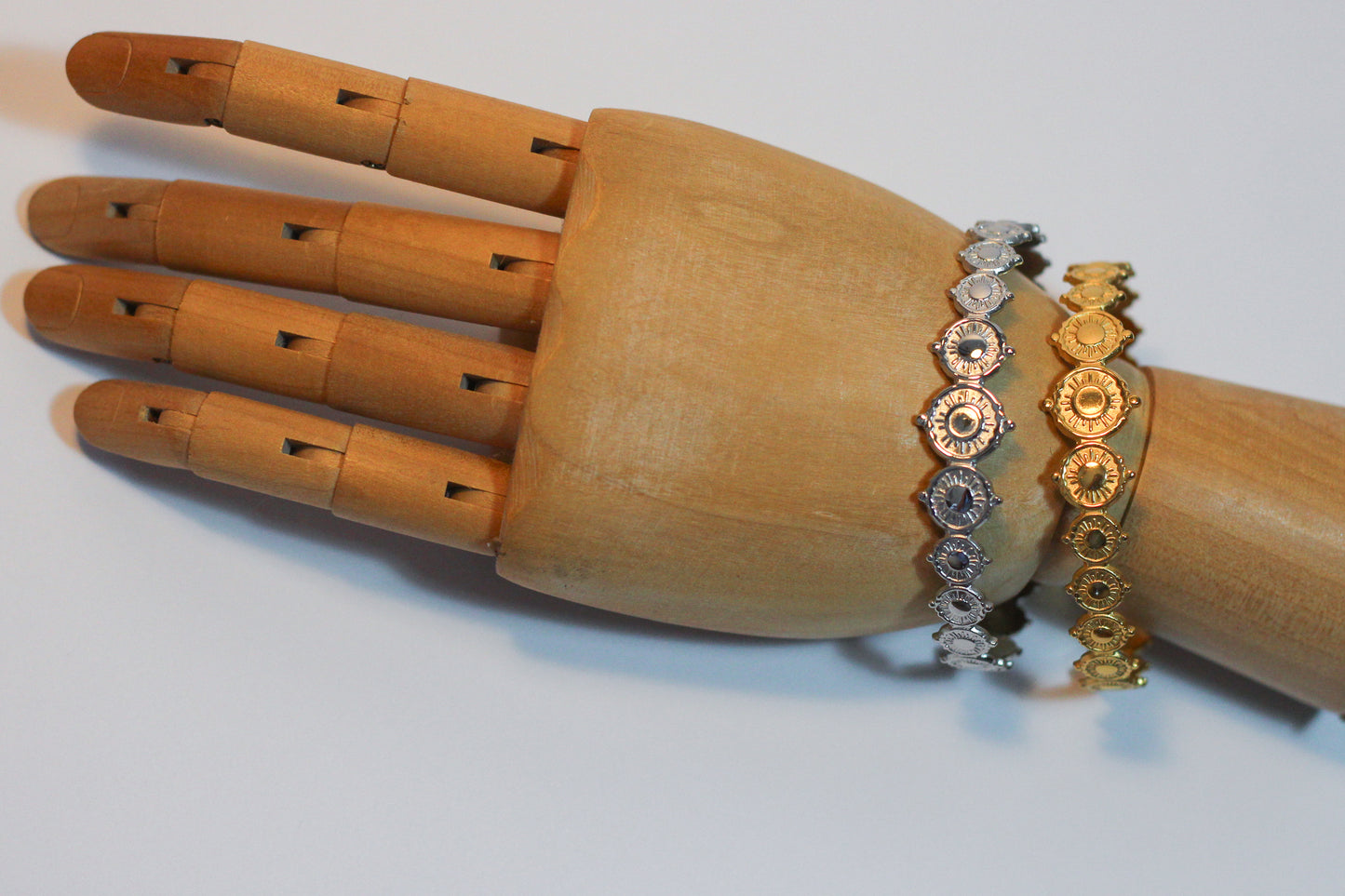 Bracelete Rígido com Design de Sol