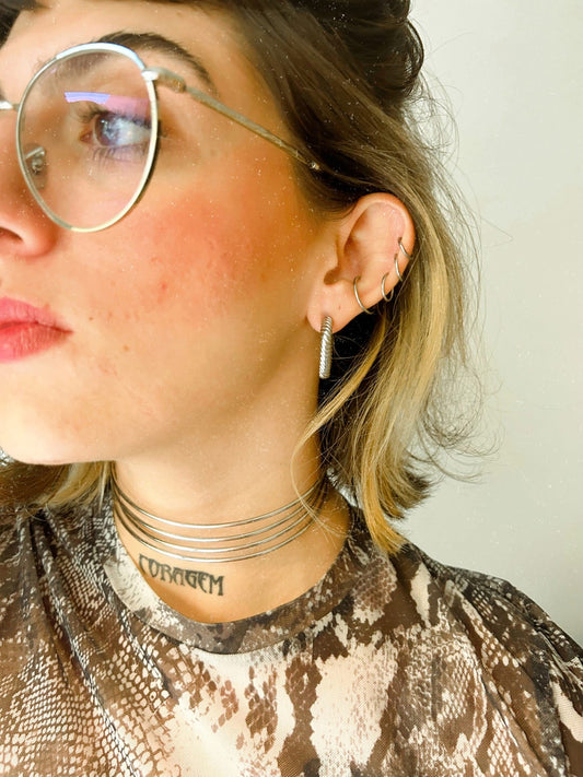 Colar Choker Rígida Faixas Finas